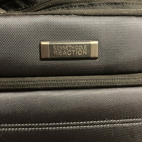 Kenneth Cole Reaction Laptop Case Black/Grey (fits up to 17.3” laptop screen) - Picture 6 of 8